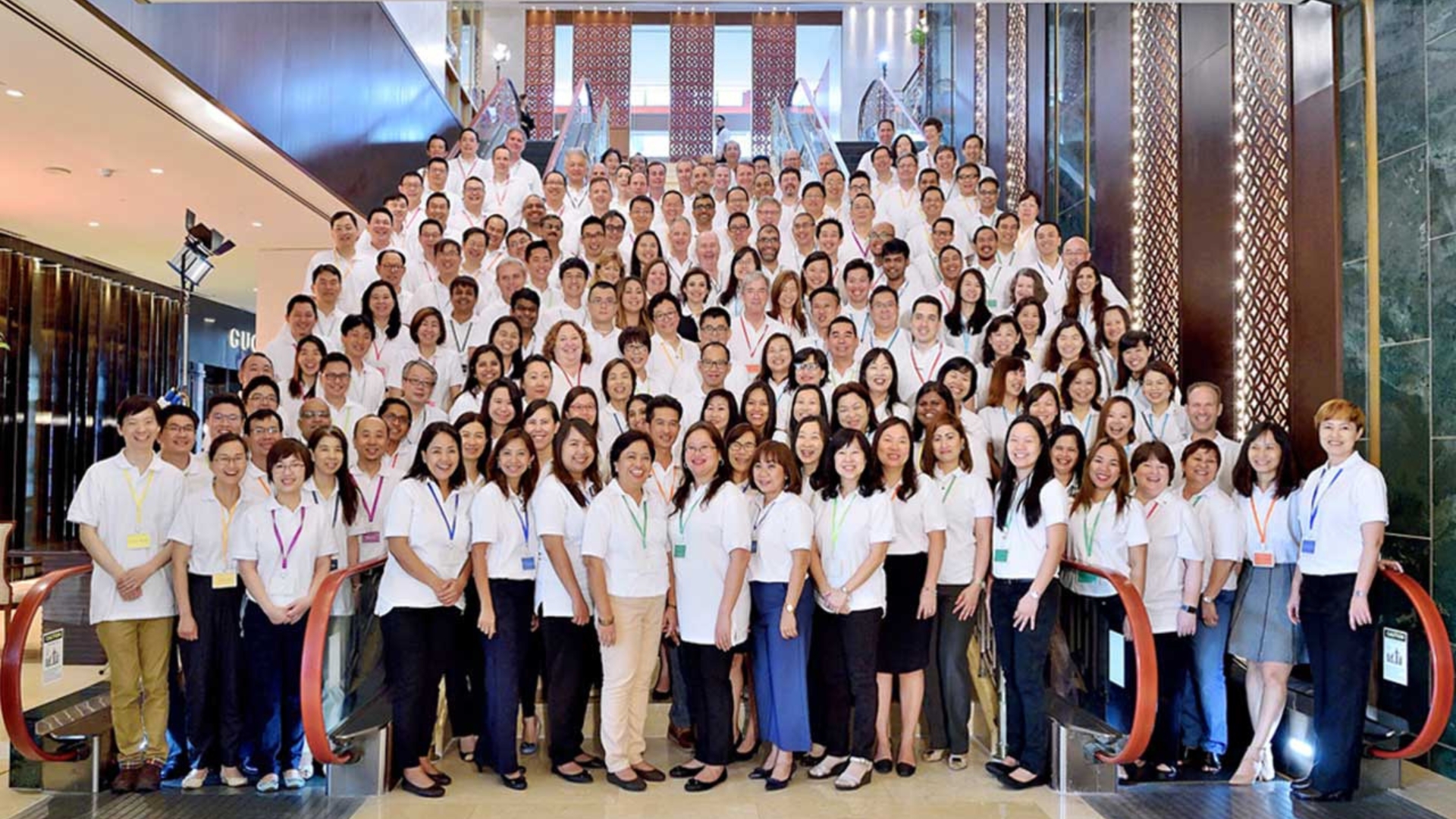 1 Nỗi Sợ Khiến Bạn Không Thể Bắt Chuyện Với Người Lạ (Dù Rất Muốn) 1 Hình ảnh Oanh bắt chuyện thành công và được đứng bên cạnh giáo sư để chụp ảnh